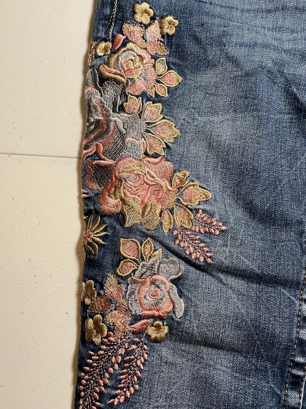 Grace in LA skinny jeans w/ pink and peach floral embroidery pattern. Size 28 - Picture 6 of 12